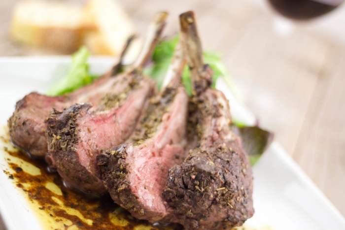 https://lemonandolives.com/wp-content/uploads/2013/08/Greek-Baked-Lamb.jpg